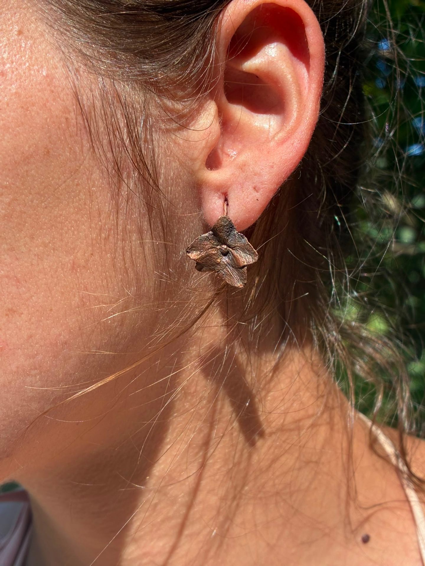 Boucles d'oreilles Hestia, fleurs d'hortensia cuivrées faites main dans les Pyrénées, détail de patine