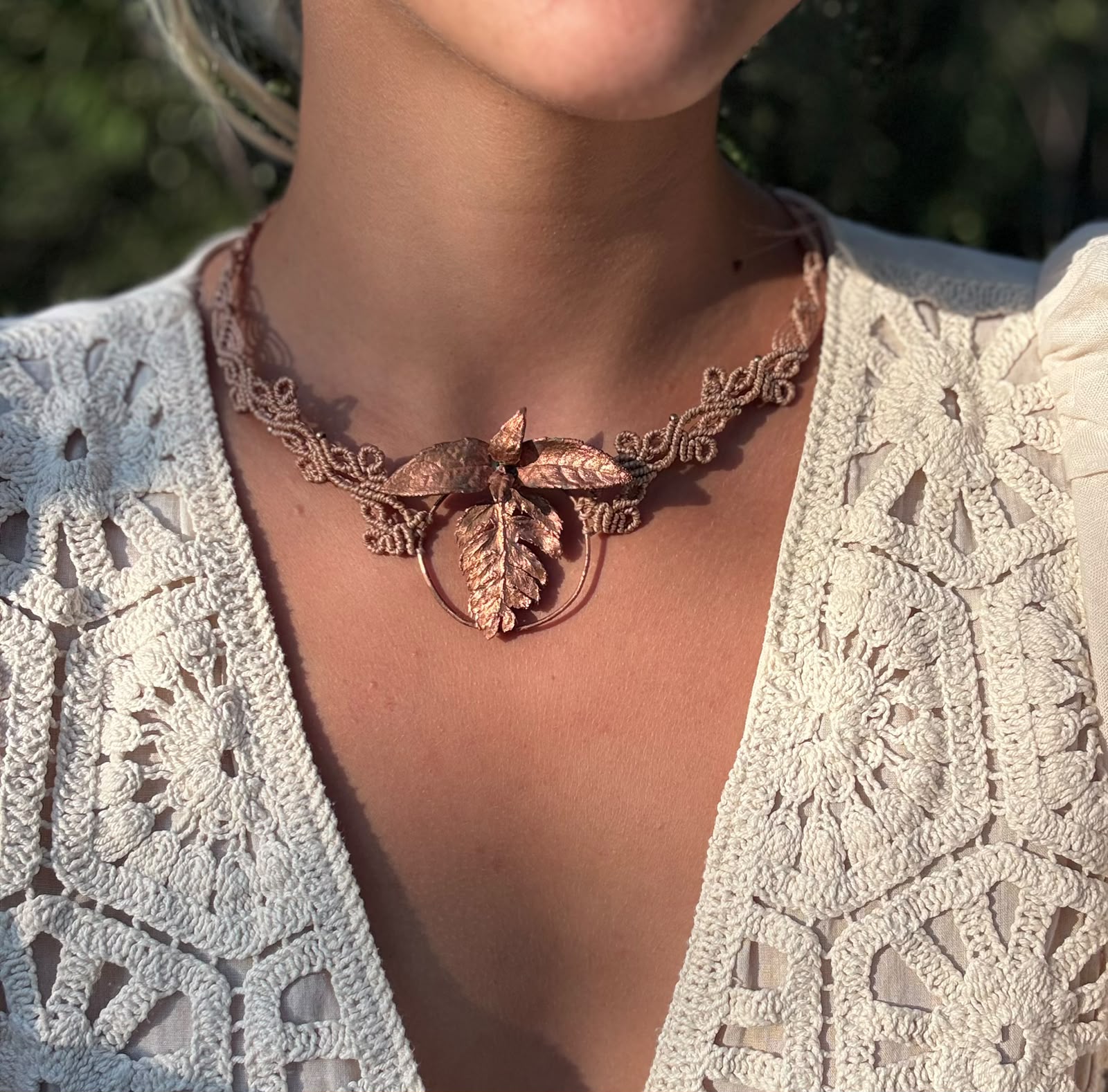 Collier Arbora, feuille d'arbre à papillon et fougère cuivrées, pièce unique