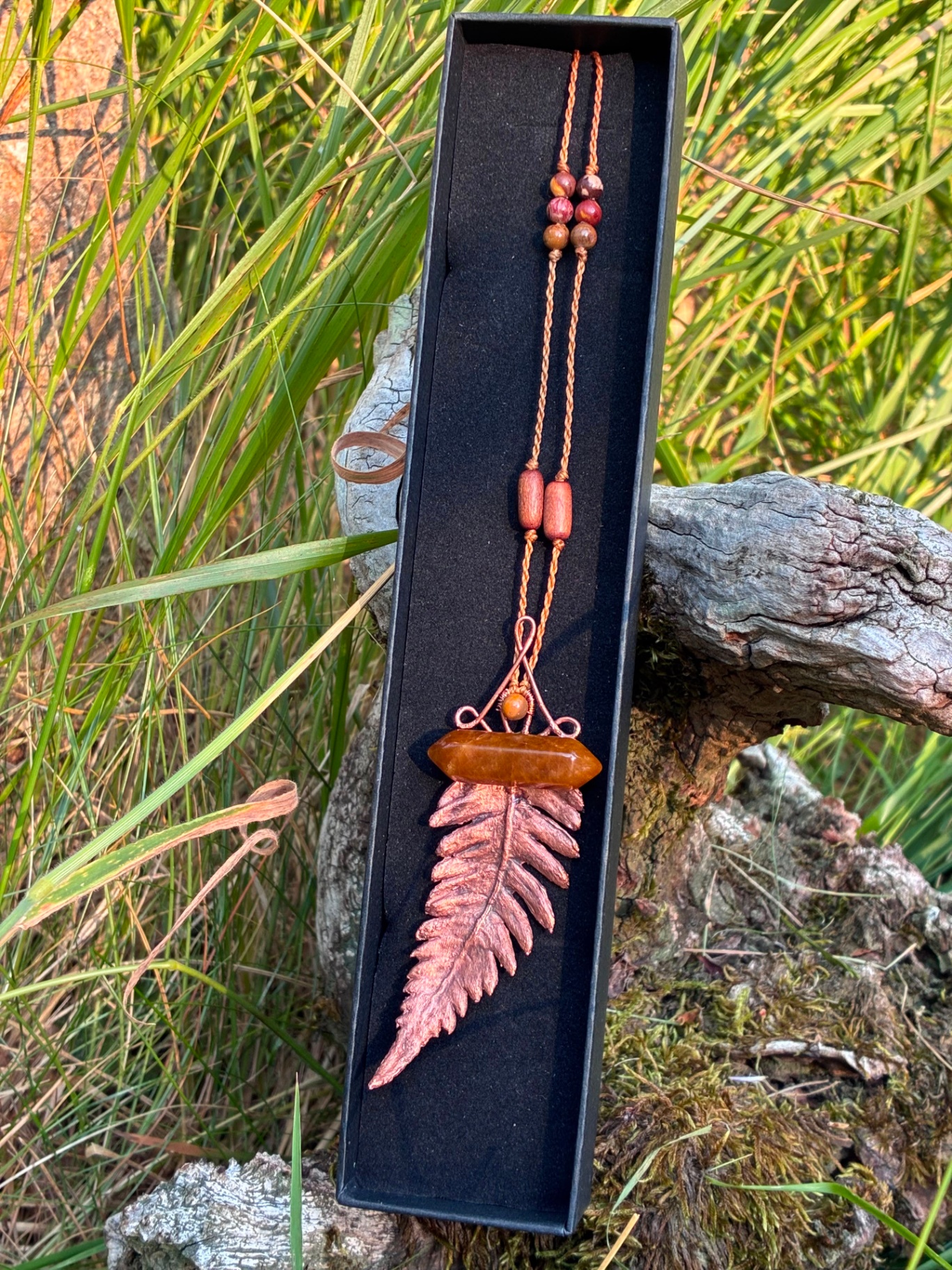 Collier Freya, feuille de fougère cuivrée et pierre d'œil de tigre, pièce unique