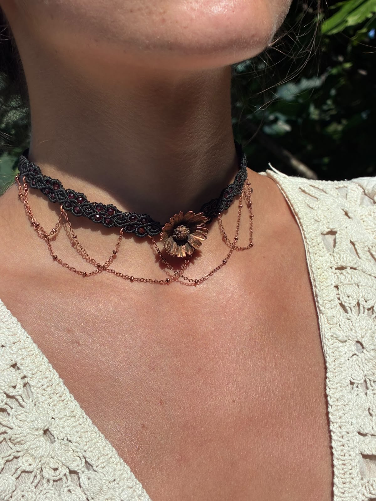 Collier Ostara, pâquerette cuivrée et perles de grenat, pièce unique, détail de patine