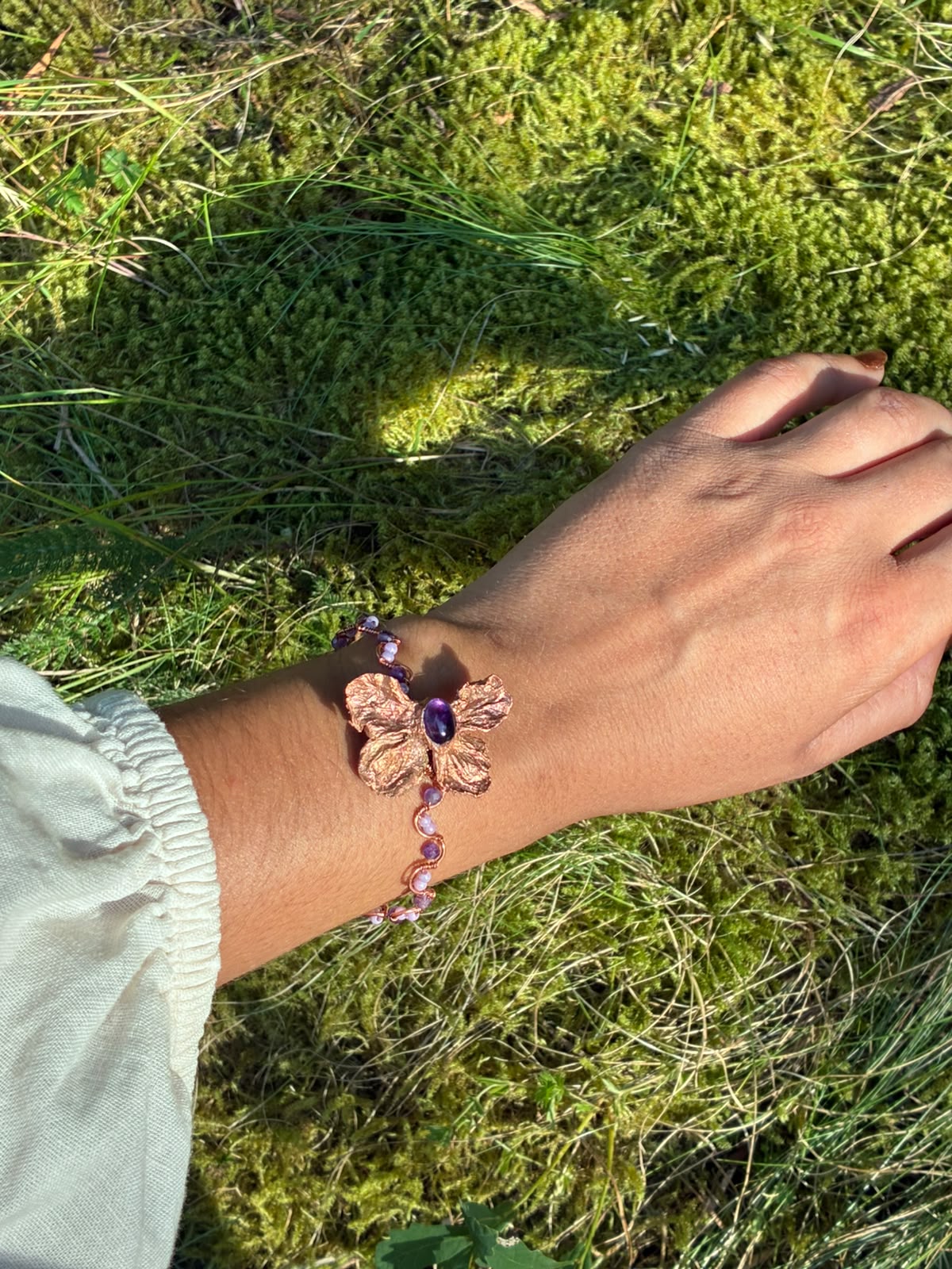 Bracelet Fée papillon, fleur de prunier cuivrée et améthyste, pièce unique, détail de patine
