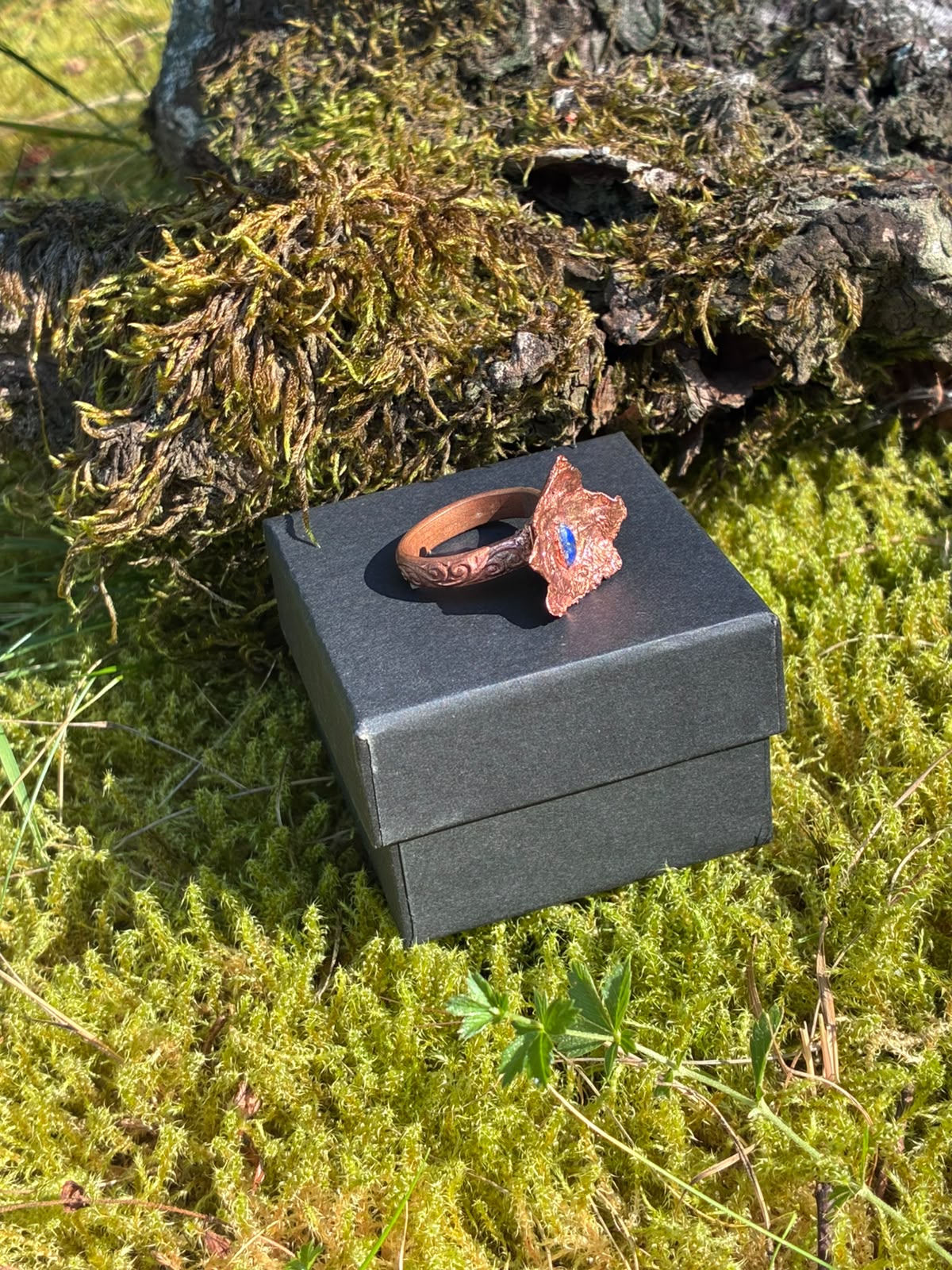 Bague Hestia, fleur d'hortensia cuivrée et lapis-lazuli, pièce unique des Pyrénées