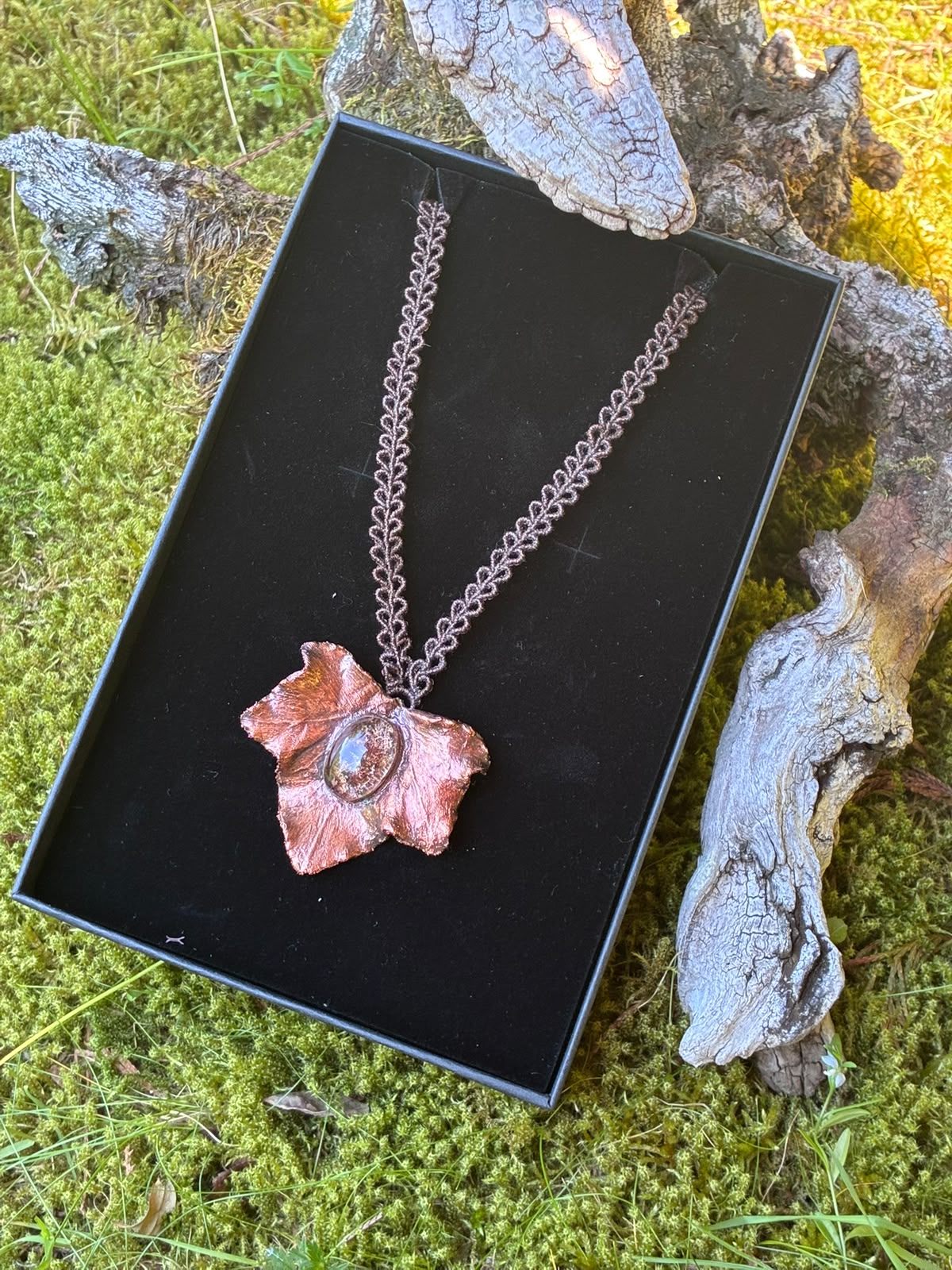 Collier Yedra, feuille de lierre cuivrée et cabochon de verre venu de Chine