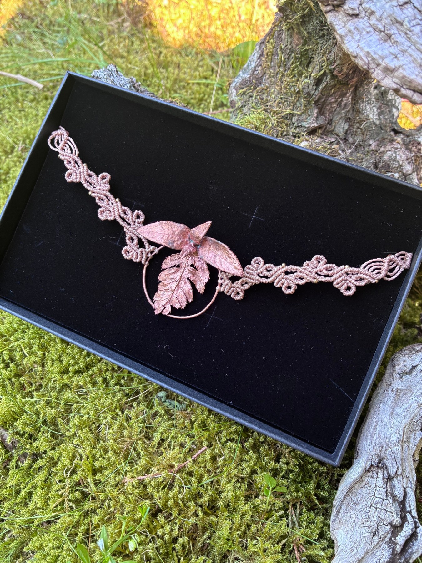 Bracelet feuille de lierre en cuivre monté sur macramé, fait main près des Pyrénées