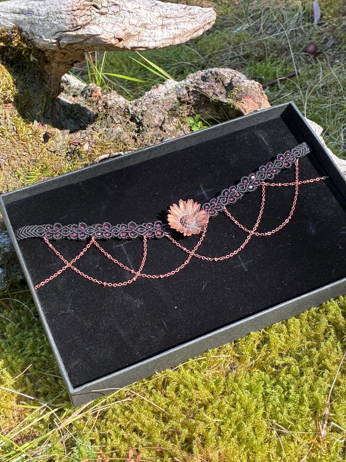 Collier Ostara, pâquerette cuivrée et perles de grenat, pièce unique