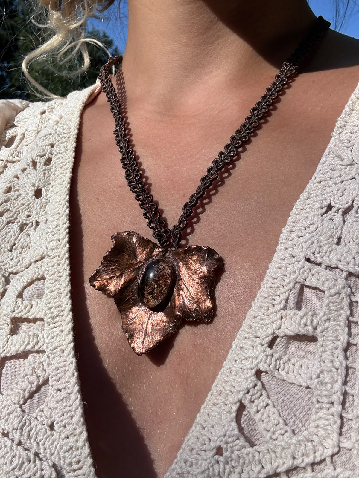 Collier Yedra, feuille de lierre cuivrée et cabochon de verre venu de Chine, détail de patine