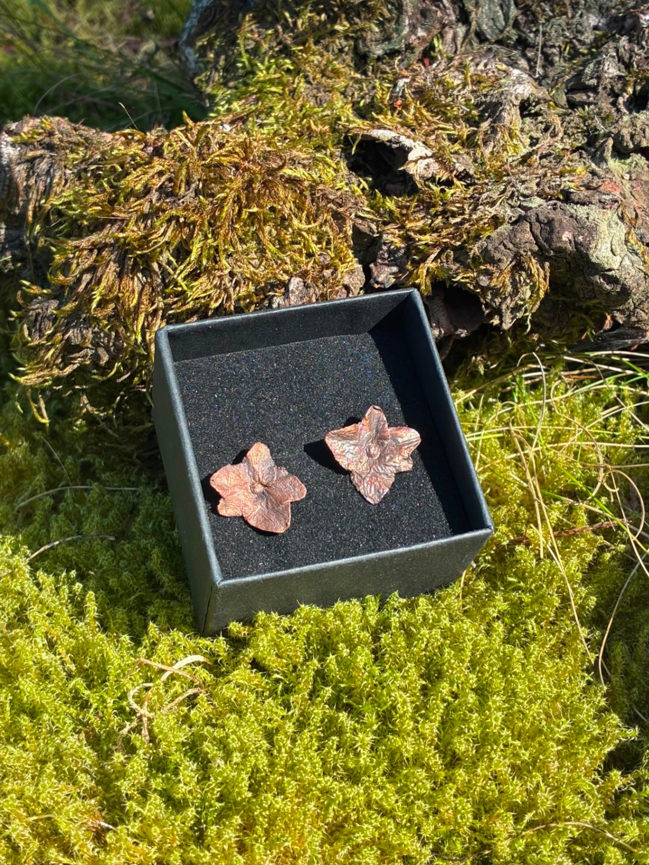 Boucles d'oreilles Hestia, fleurs d'hortensia cuivrées faites main dans les Pyrénées